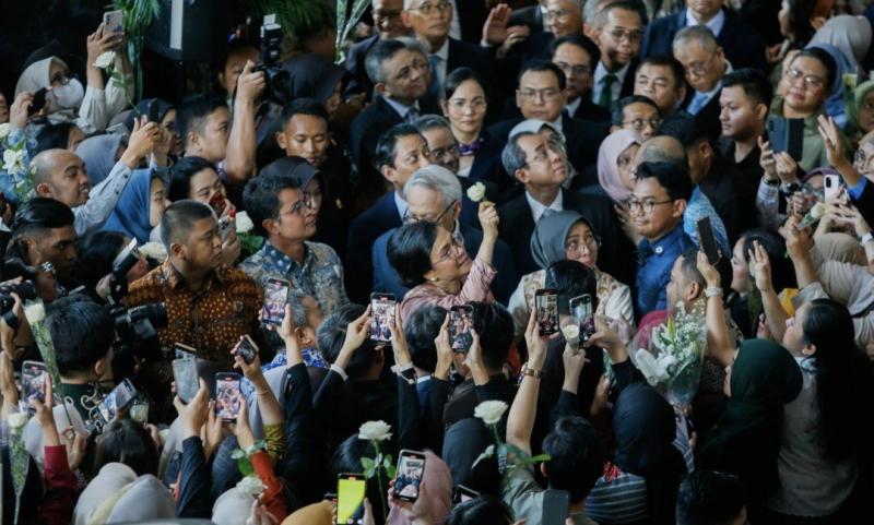 Momen Perpisahan Sri Mulyani dengan Pegawai Kemenkeu, Diiringi Lagu dan Bunga Mawar