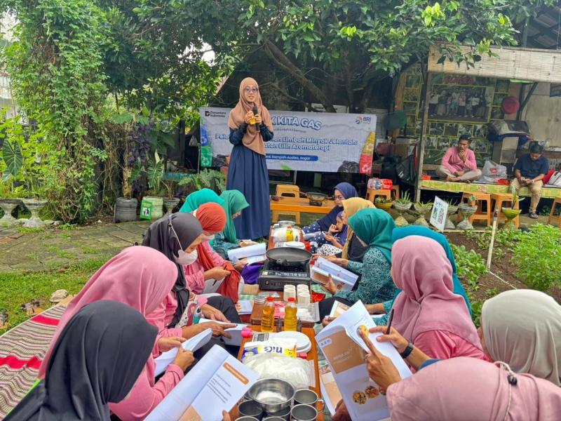 BRI Peduli Beri Pelatihan Pengolahan Limbah Minyak Jelantah di Bank Sampah Bogor