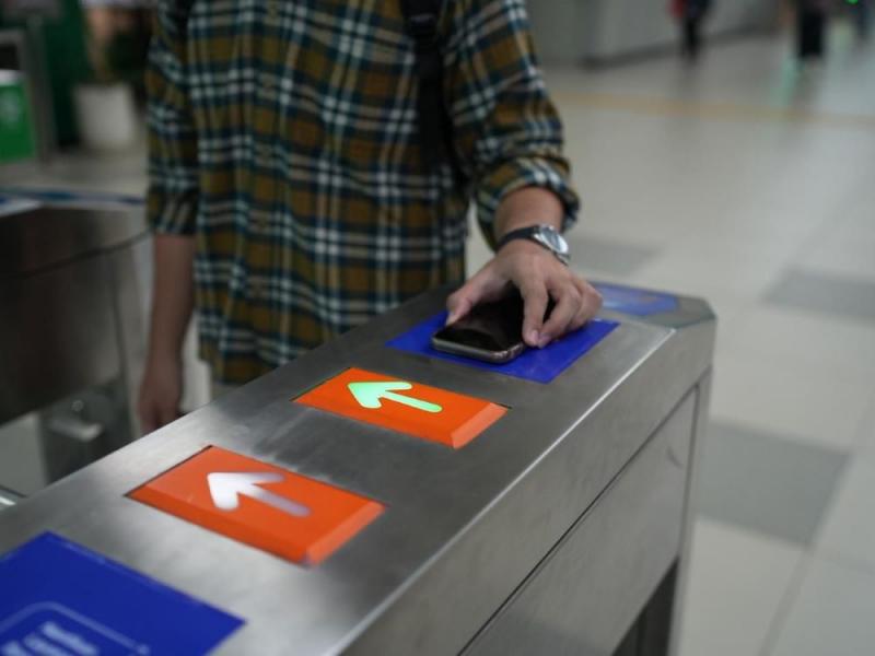 Pembayaran Tiket LRT Jabodebek Kini Bisa Pakai QRIS Tap