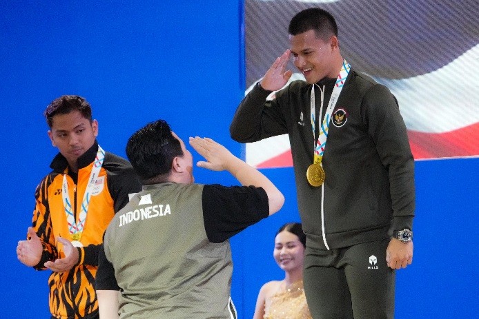 Profil Rizki Juniansyah, Atlet Angkat Besi yang Pecahkan Rekor Dunia di SEA Games 2025