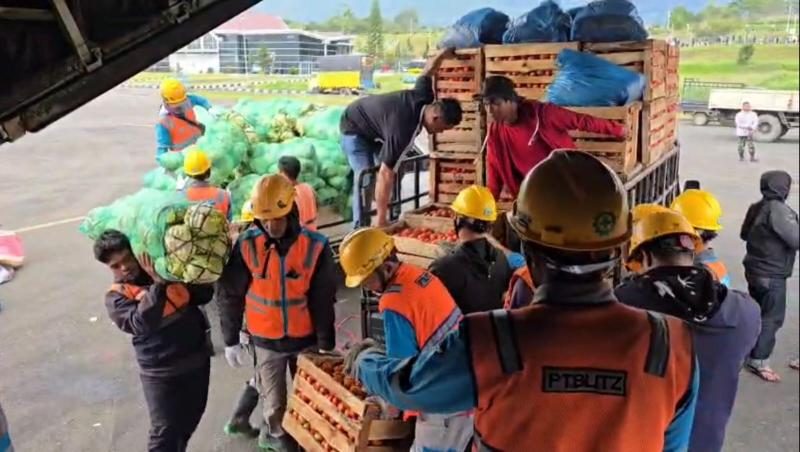 Pesawat Hercules TNI AU Angkut 14 Ton Cabai dari Petani Terdampak Bencana di Aceh ke Medan