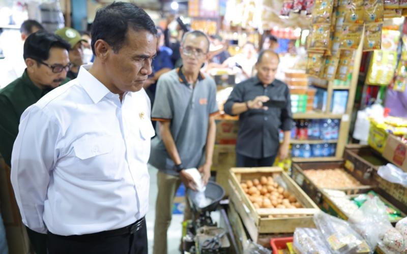 Sidak ke Pasar, Mentan Amran Temukan Harga MinyaKita di Atas HET