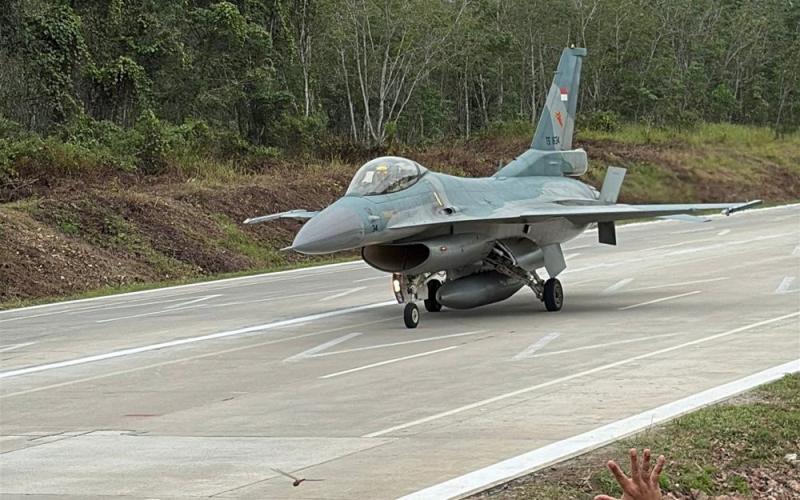 Pesawat Tempur TNI AU Mendarat di Jalan Tol Trans Sumatera