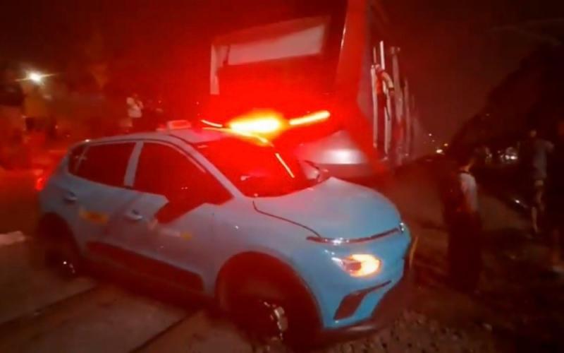 Ini Penampakan Taksi Tertemper KRL yang Diduga Jadi Penyebab Tabrakan Kereta di Stasiun Bekasi Timur